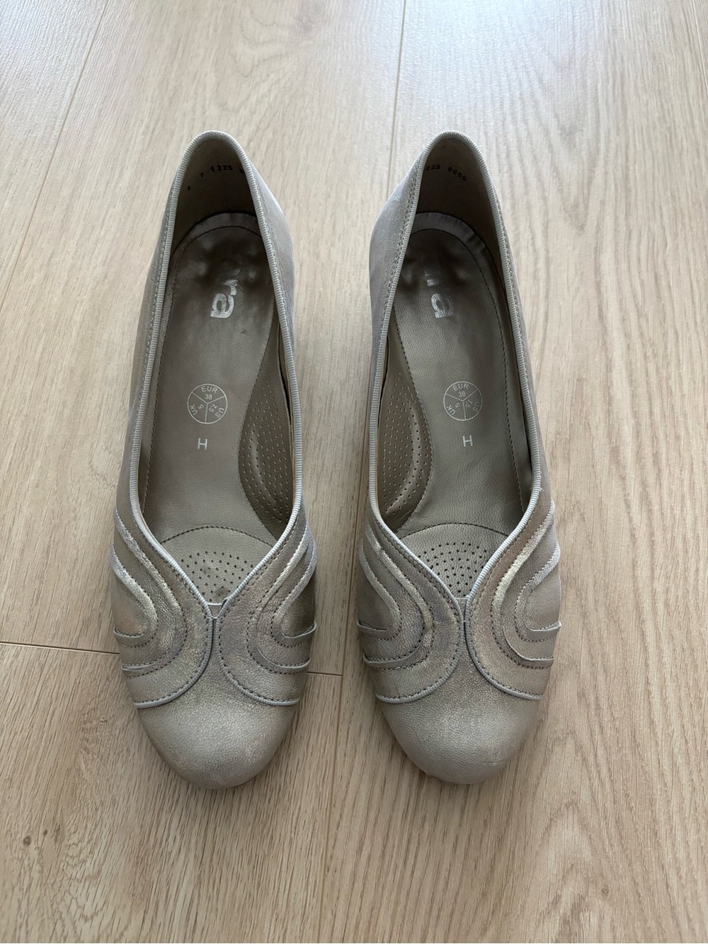 Ara Silver Leather Comfort Low Heels - Picture 2 of 15